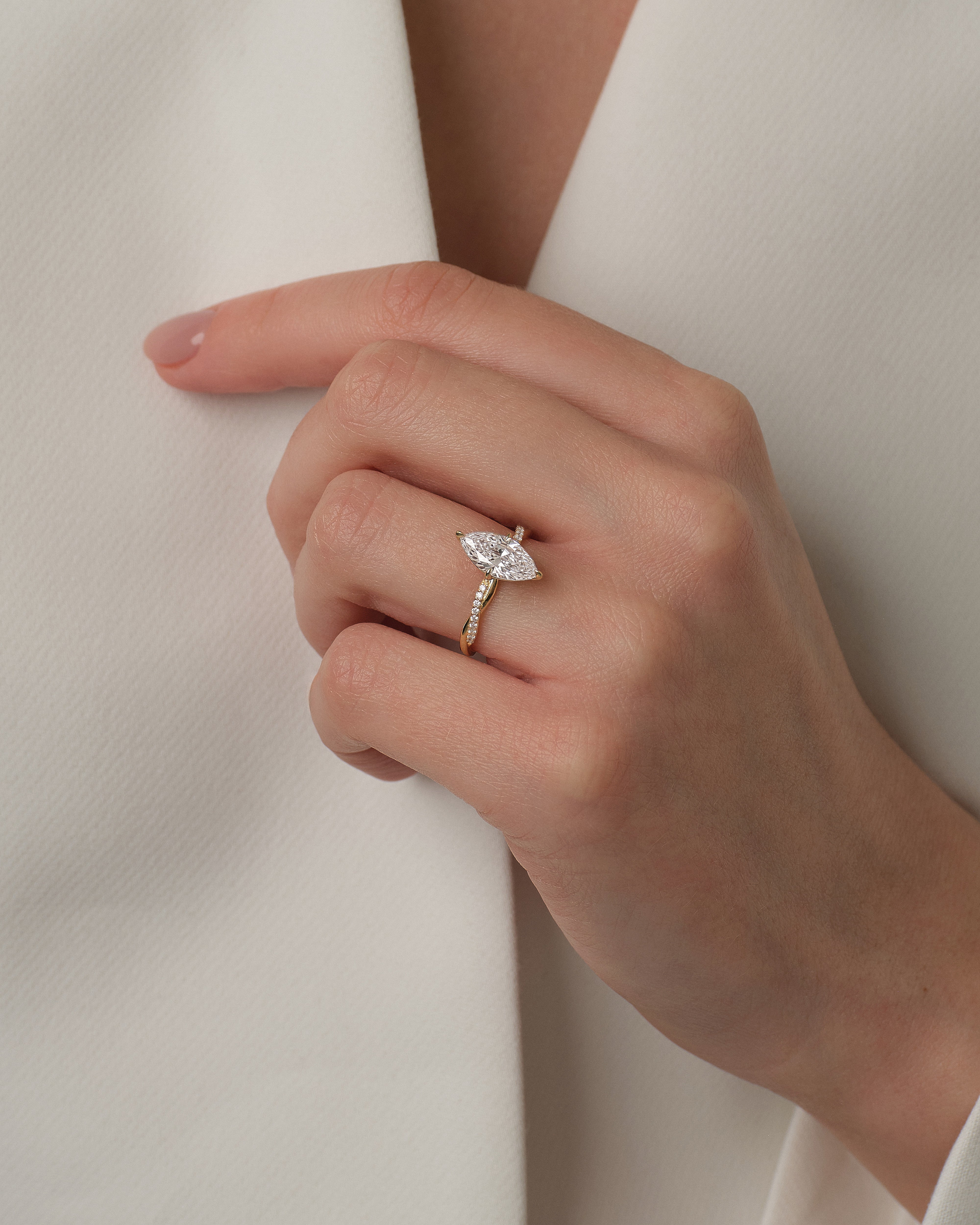 Twist Moissanit Verlobungsring im Marquiseschliff mit Seitensteinen (1,50 CT)