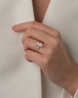 Twist Moissanit Verlobungsring im Marquiseschliff mit Seitensteinen (1,50 CT)