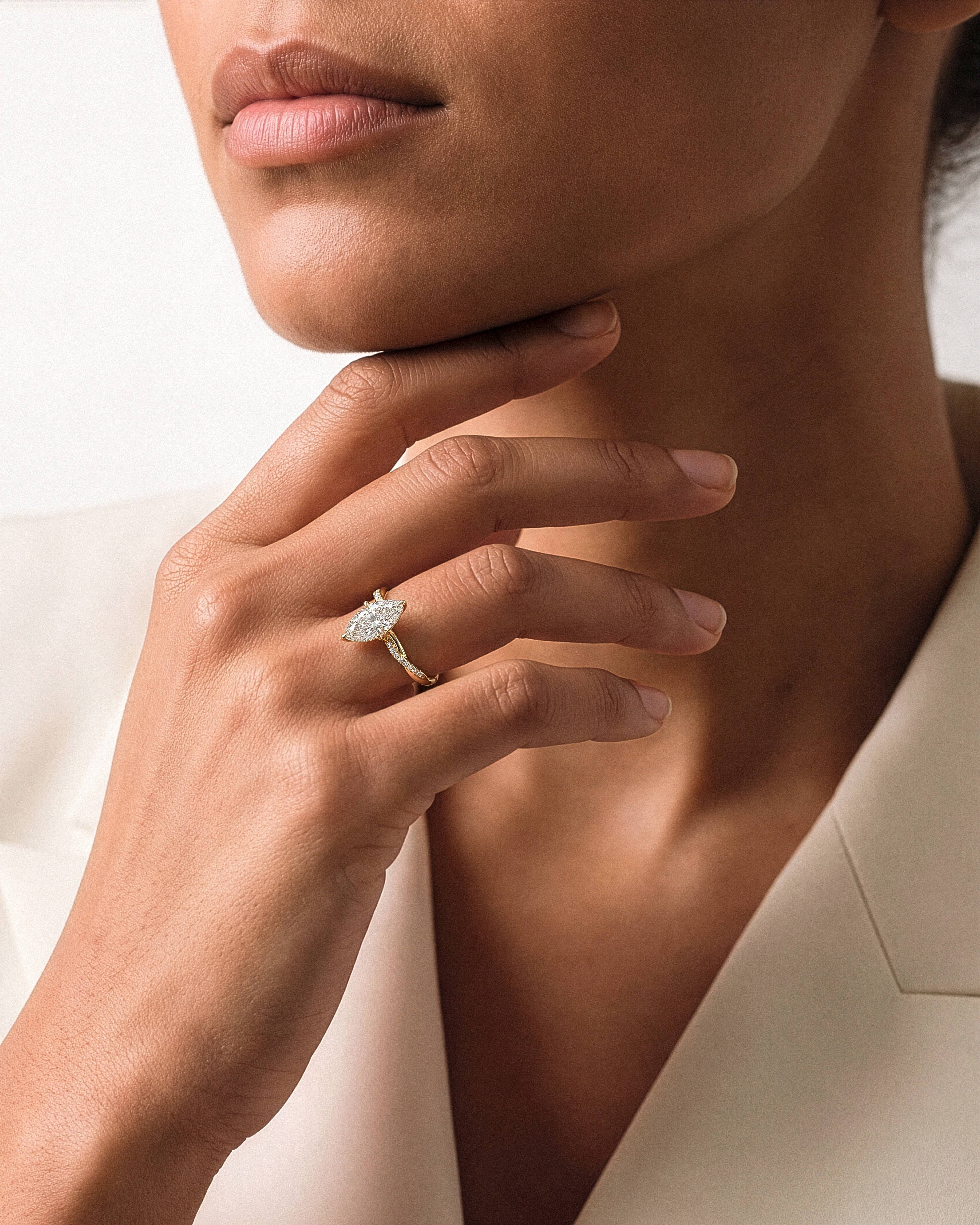 Twist Moissanit Verlobungsring im Marquiseschliff mit Seitensteinen (2,00 CT)