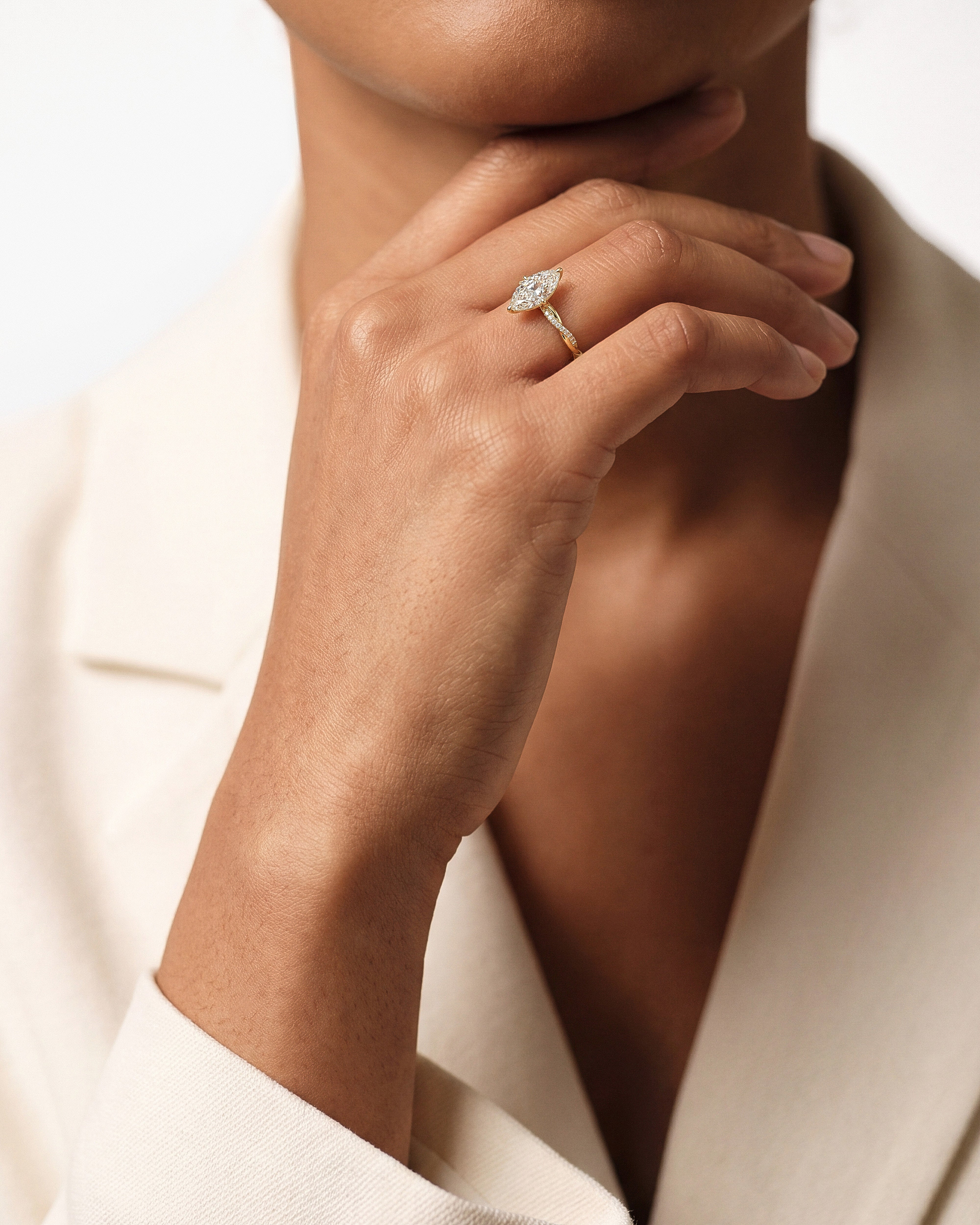Twist Moissanit Verlobungsring im Marquiseschliff mit Seitensteinen (2,00 CT)
