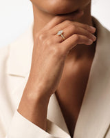 Twist Moissanit Verlobungsring im Marquiseschliff mit Seitensteinen (2,00 CT)
