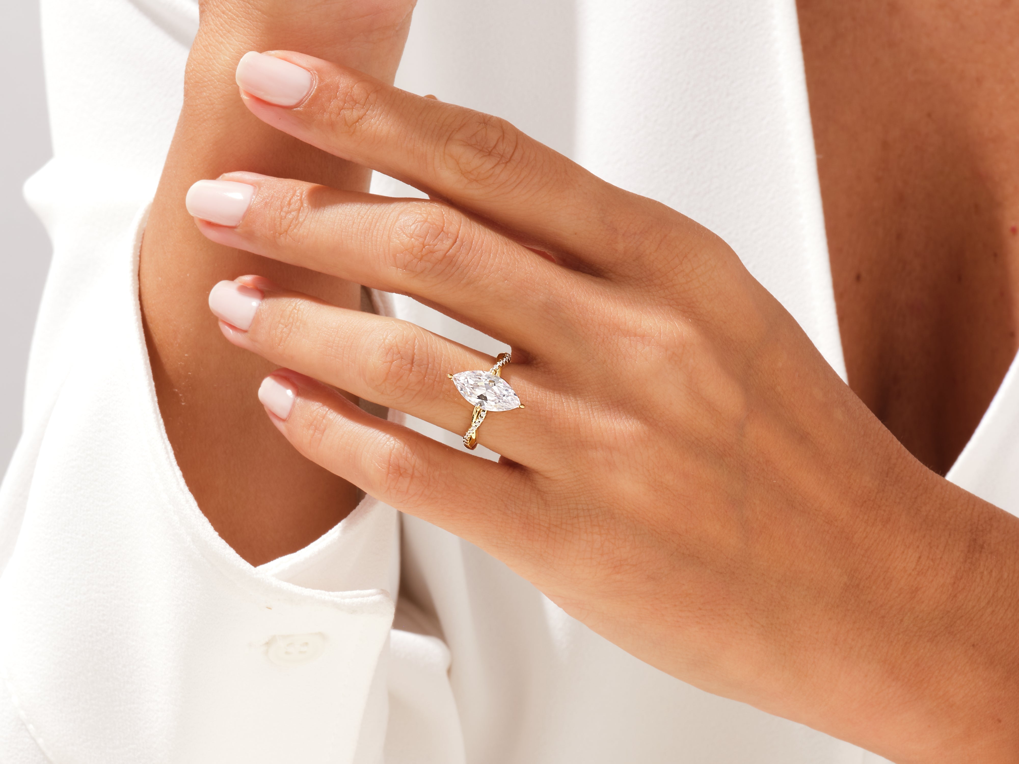 Twist Moissanit Verlobungsring im Marquiseschliff mit Seitensteinen (2.00 CT)