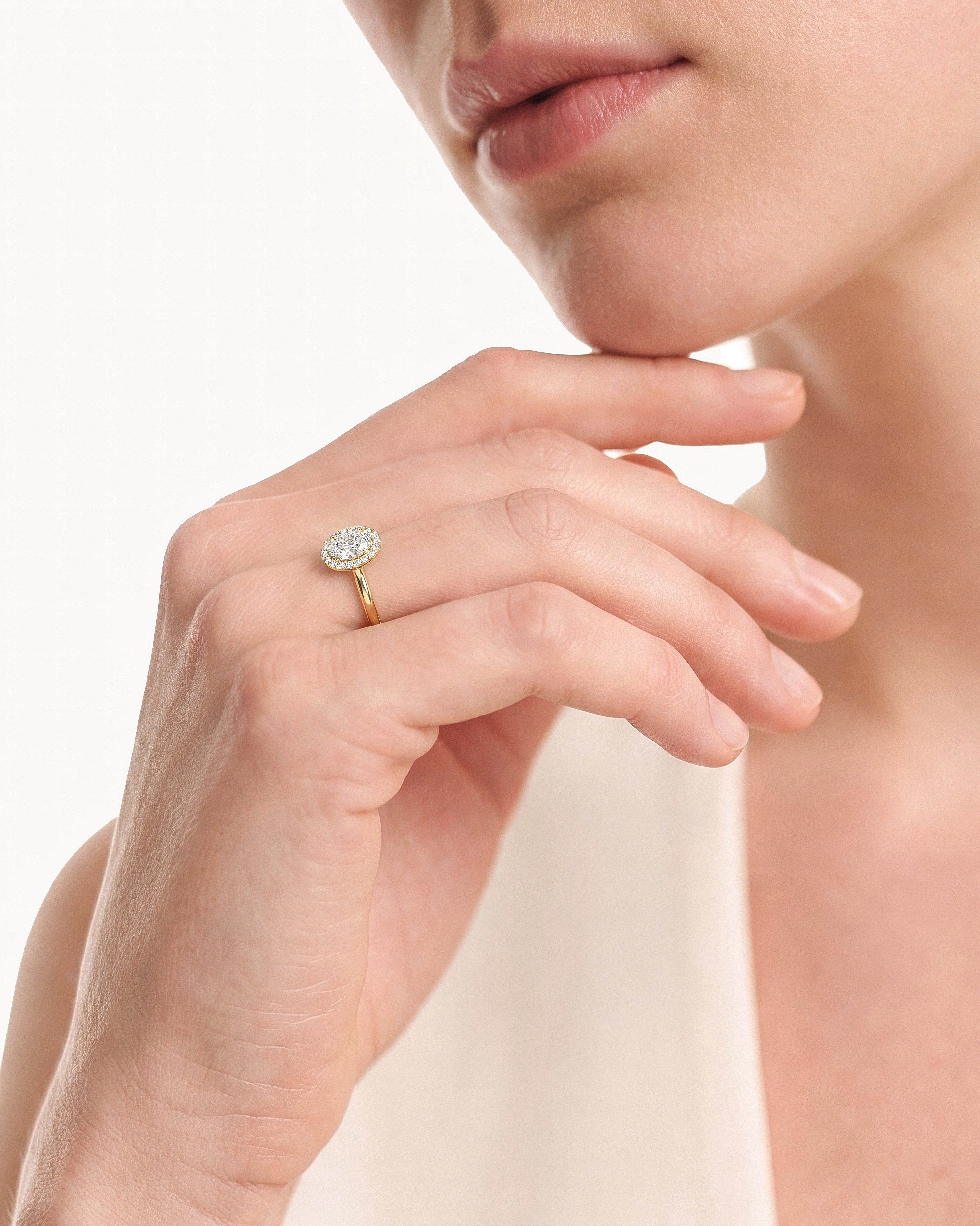 Moissanit Verlobungsring im Ovalschliff Halo (1.00 CT)