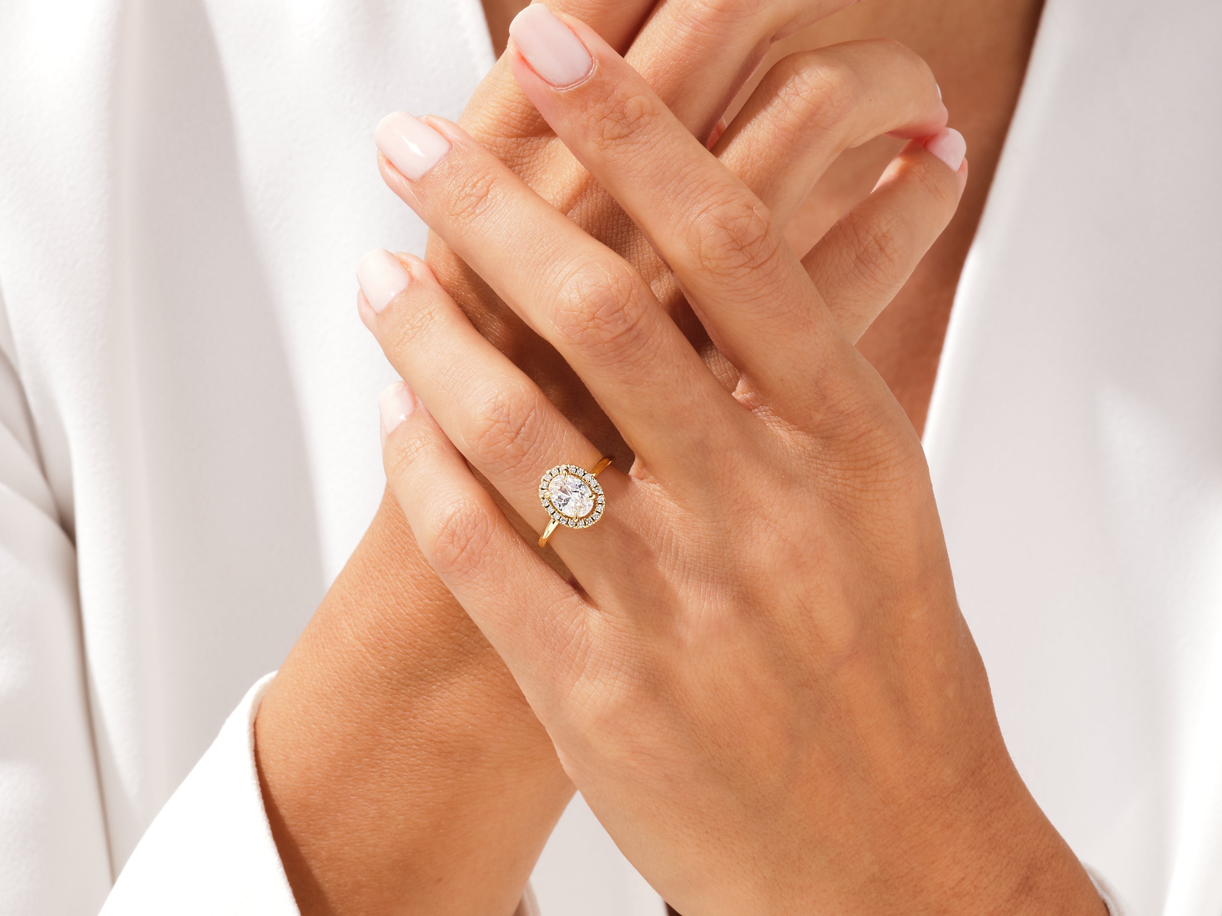 Moissanit Verlobungsring im Ovalschliff Halo (1.50 CT)