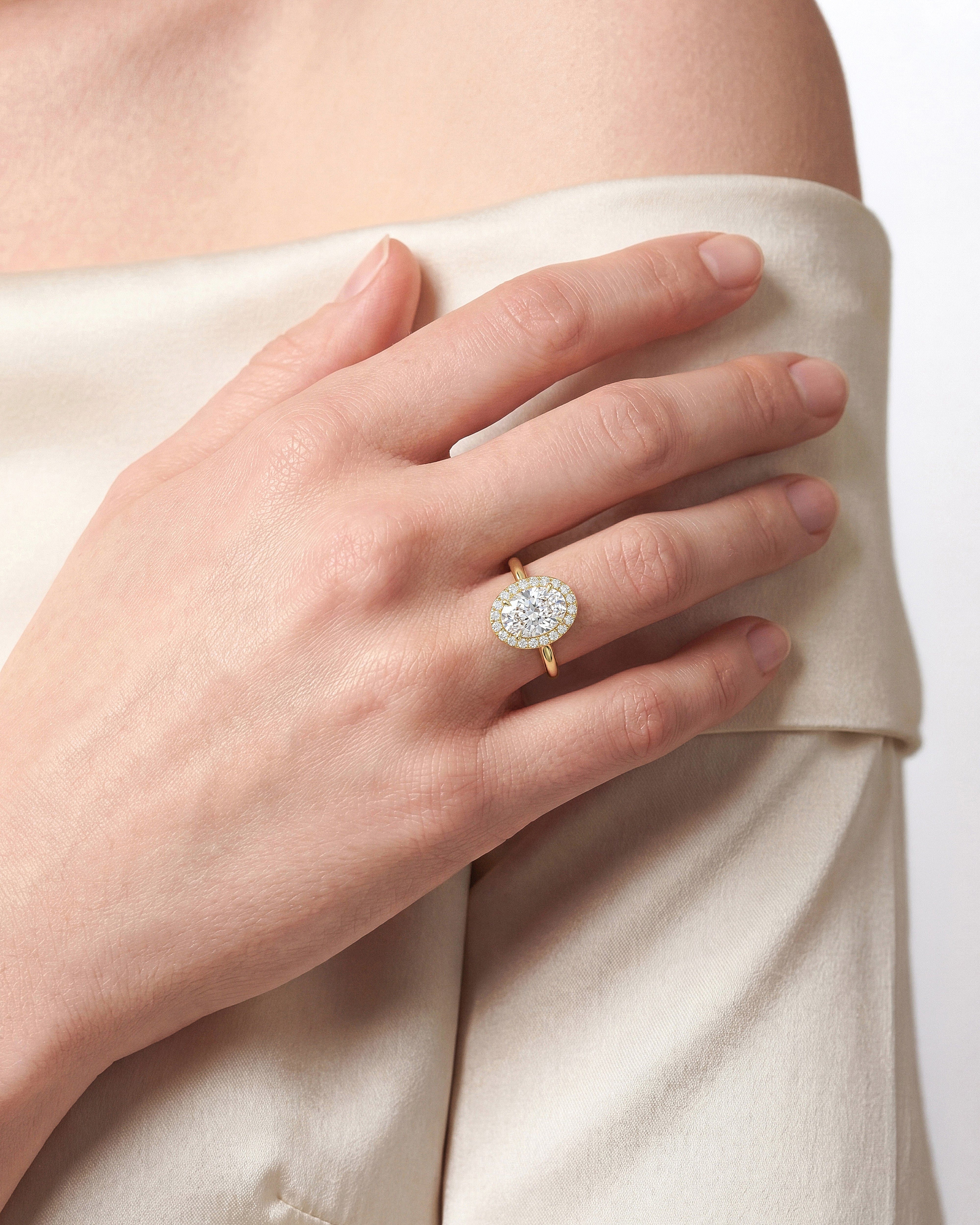 Moissanit Verlobungsring im Ovalschliff Halo (2,00 CT)