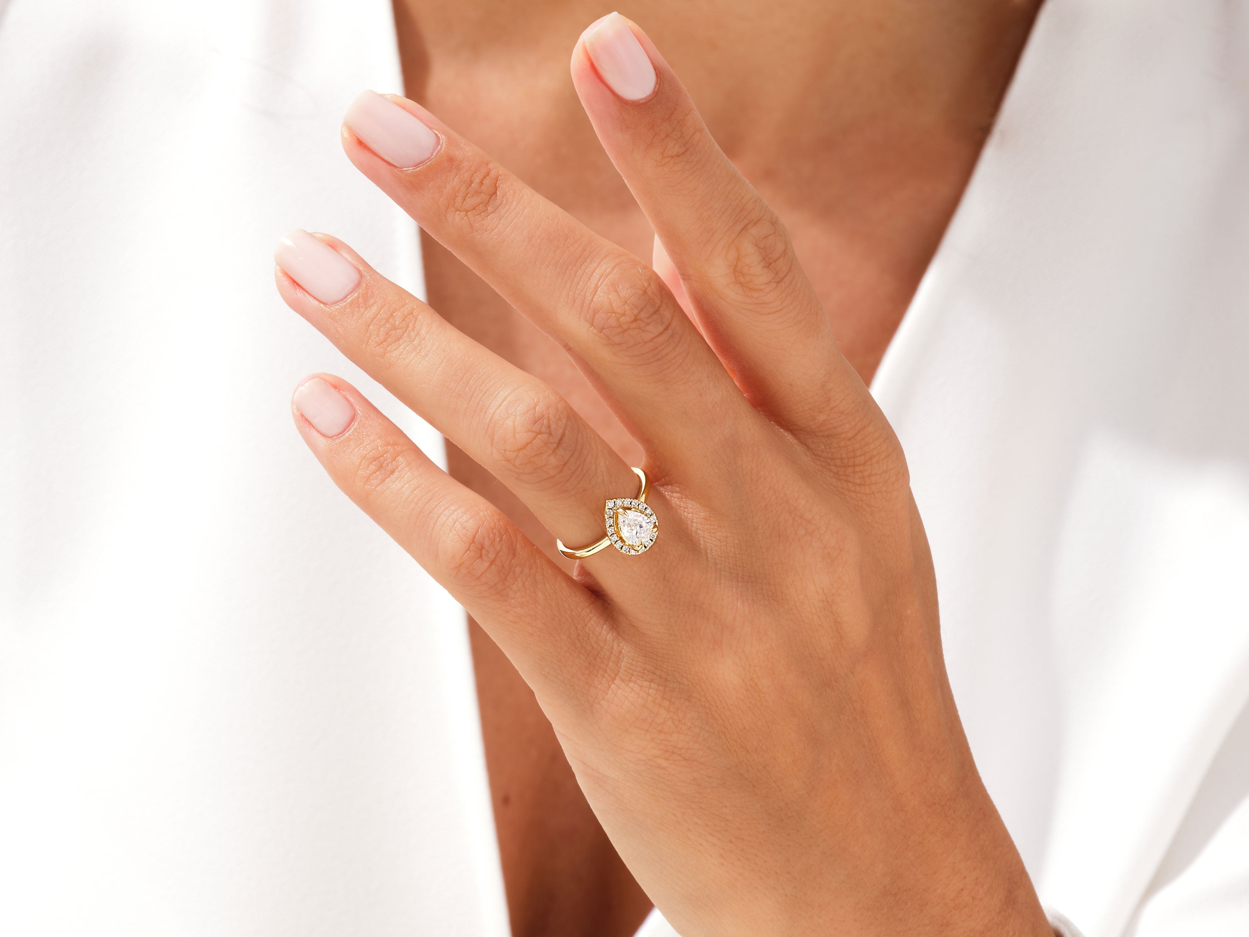 Moissanit Verlobungsring im Tropfenschliff Halo (1.00 CT)