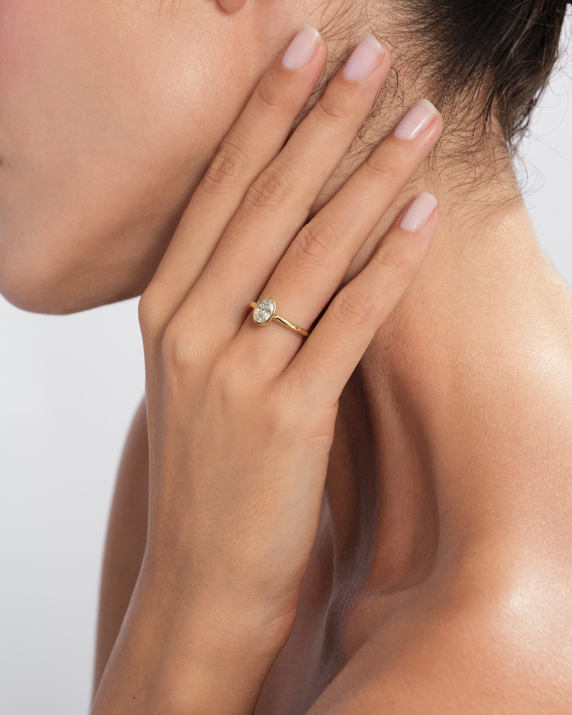 Moissanit Verlobungsring im Bezel-Ovalschliff (1,00 CT)
