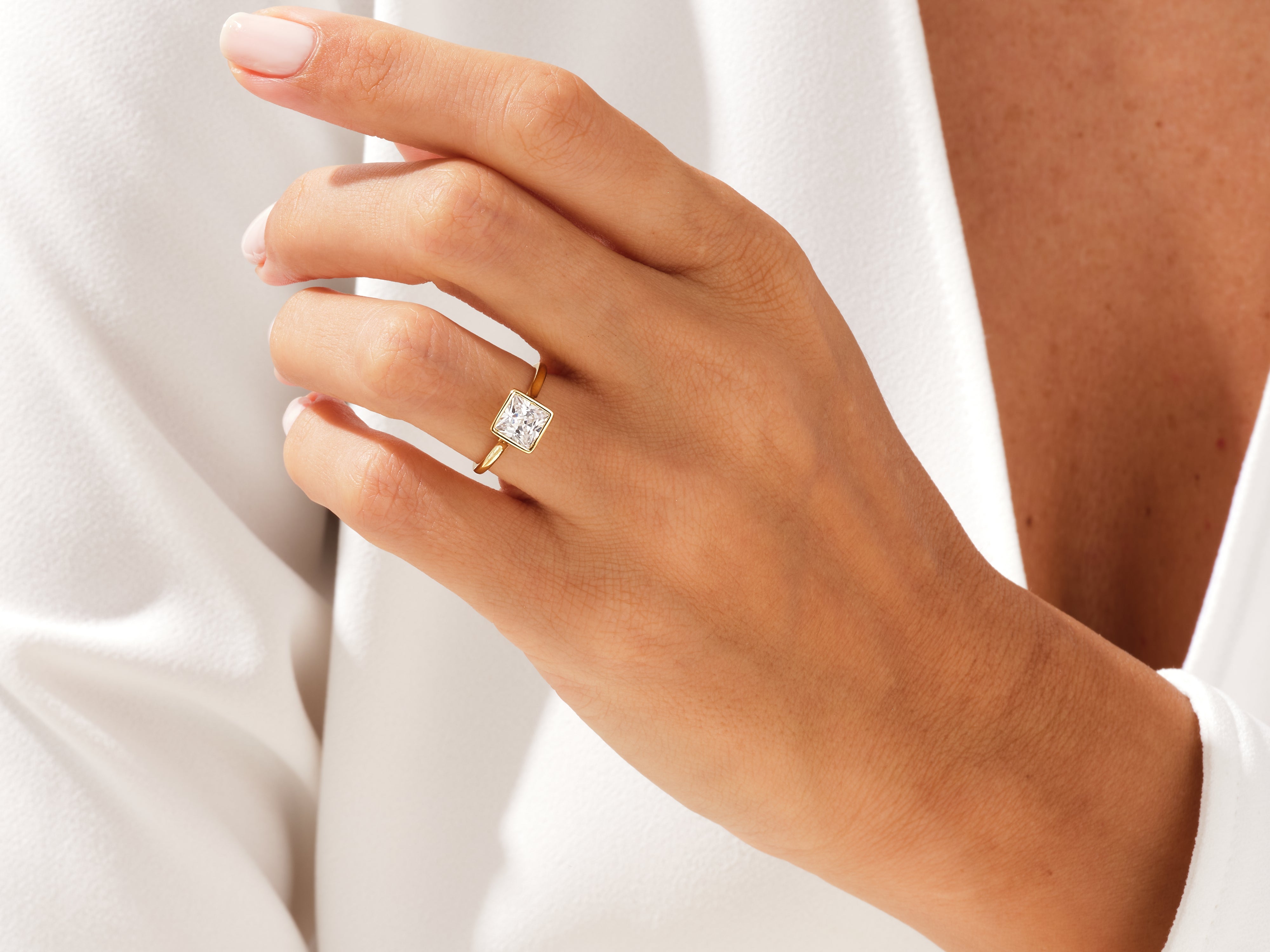 Moissanit Verlobungsring im Bezel-Prinzessschliff (1.50 CT)