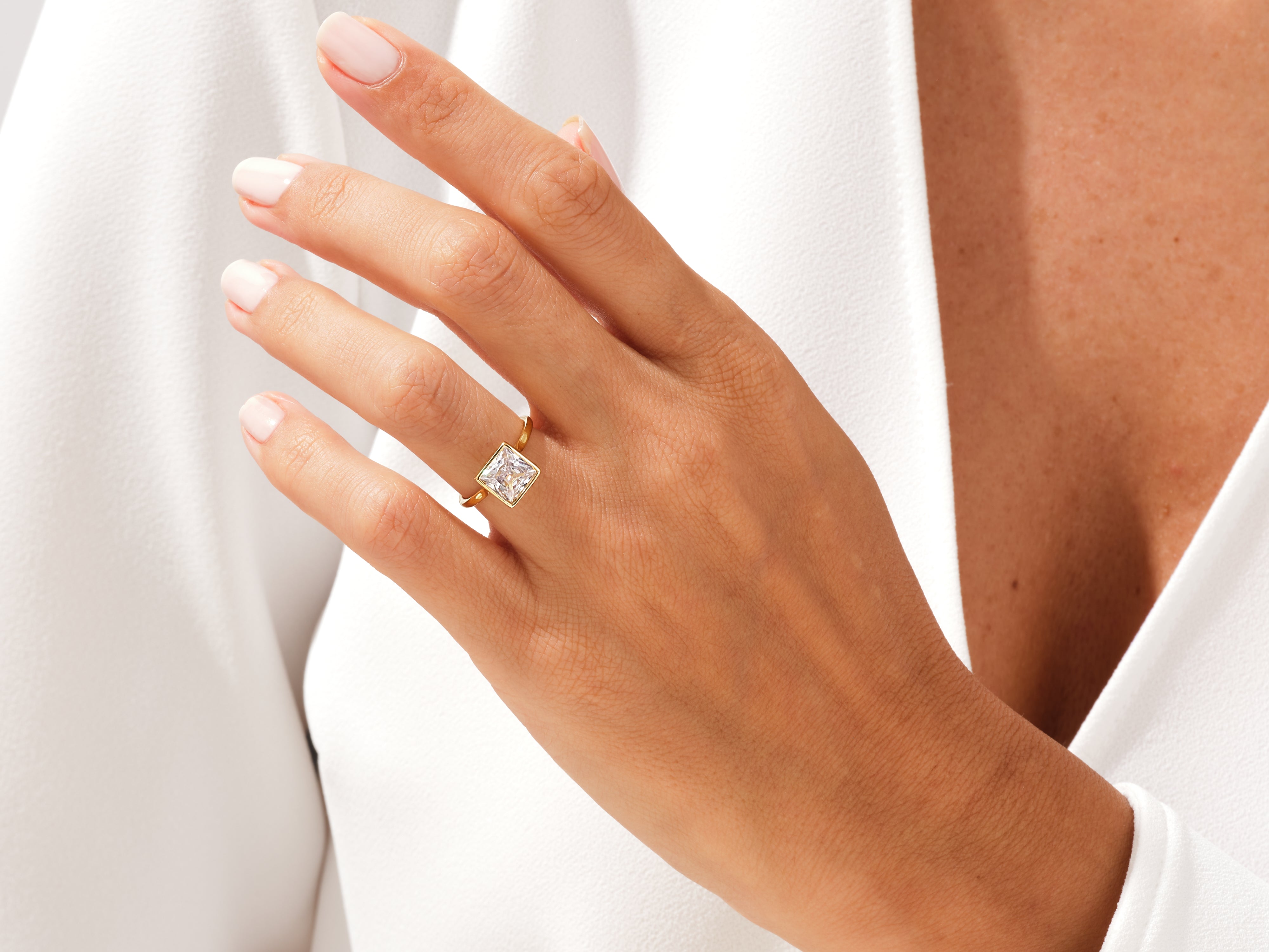 Moissanit Verlobungsring im Bezel-Prinzessschliff (2.00 CT)