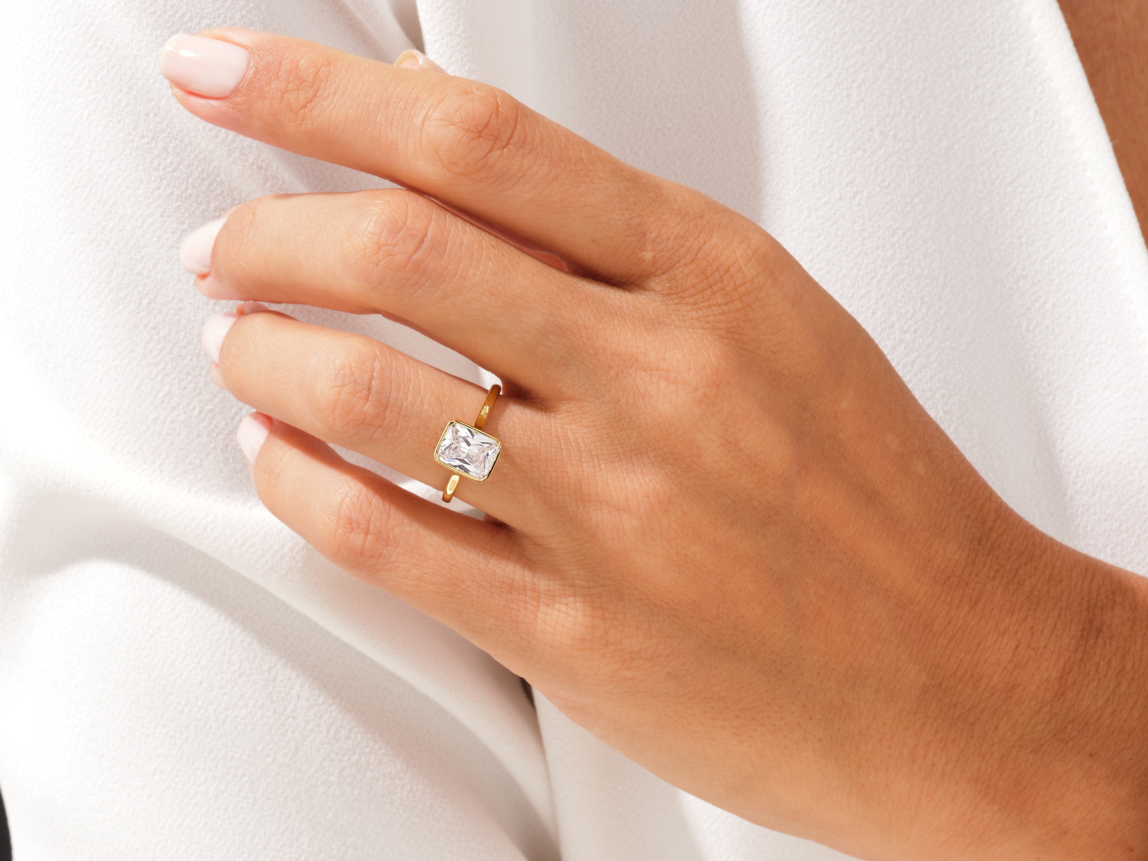 Moissanit Verlobungsring im Bezel-Radiantschliff (1.50 CT)