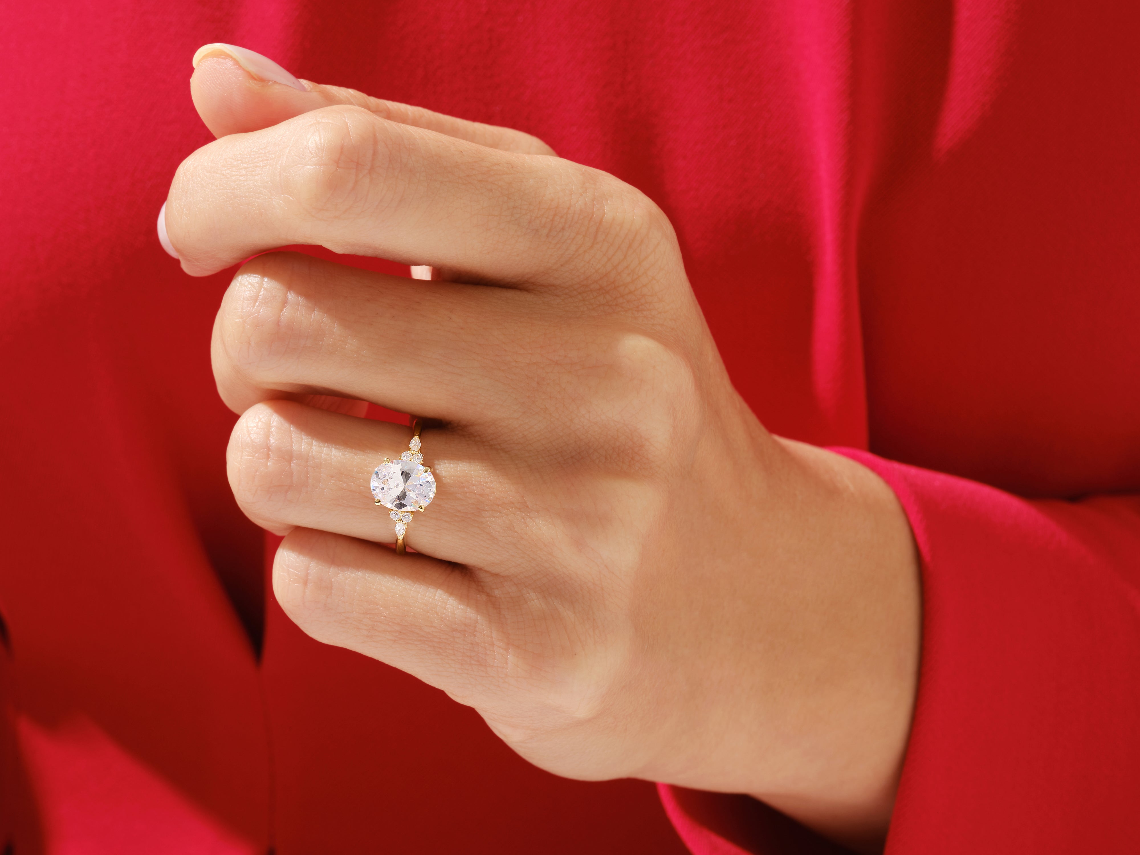 Moissanit Verlobungsring im Ovalschliff mit Cluster-Akzent (2.00 CT)