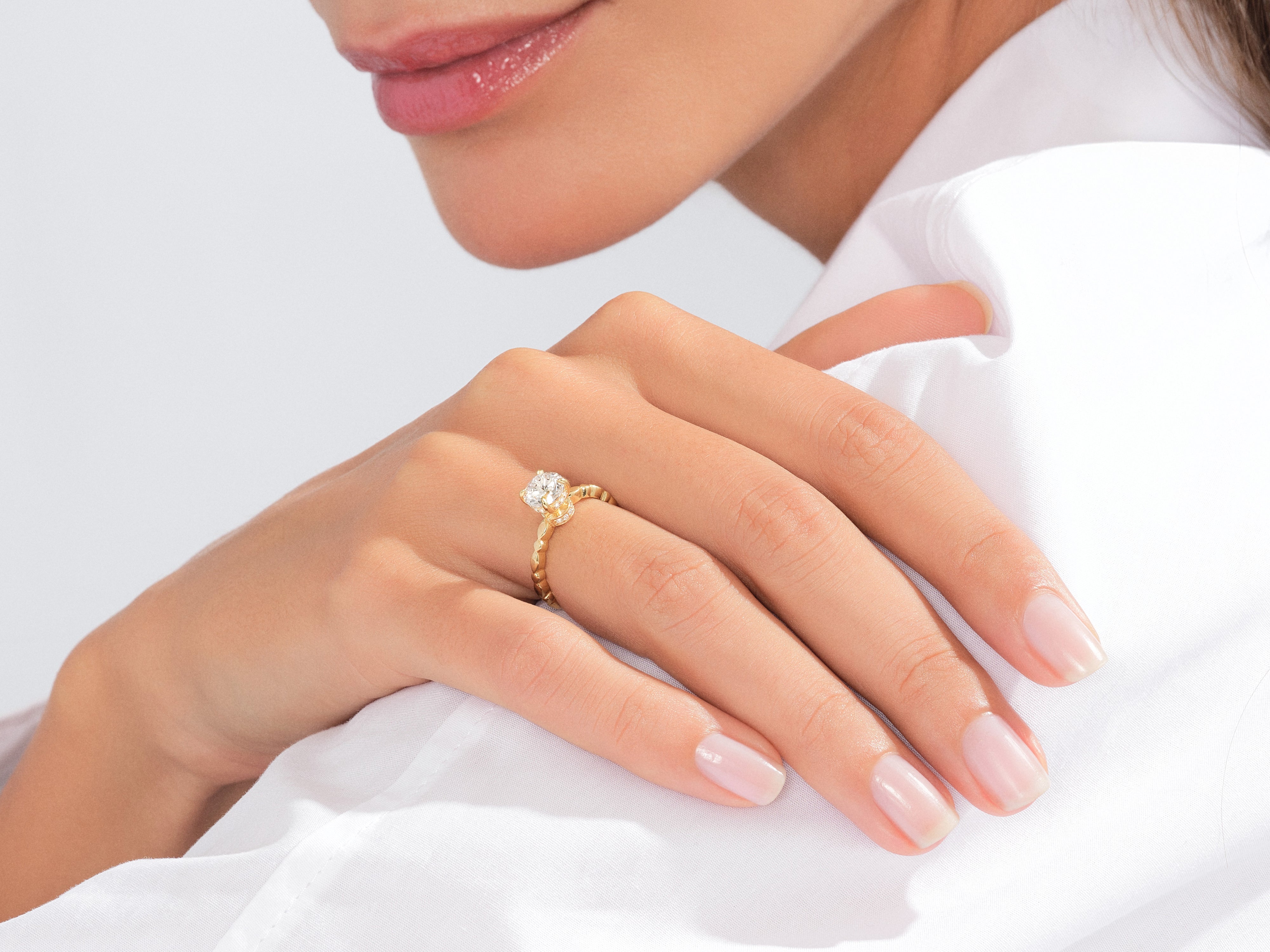 Moissanit-Verlobungsring mit Twisted-Ringschiene