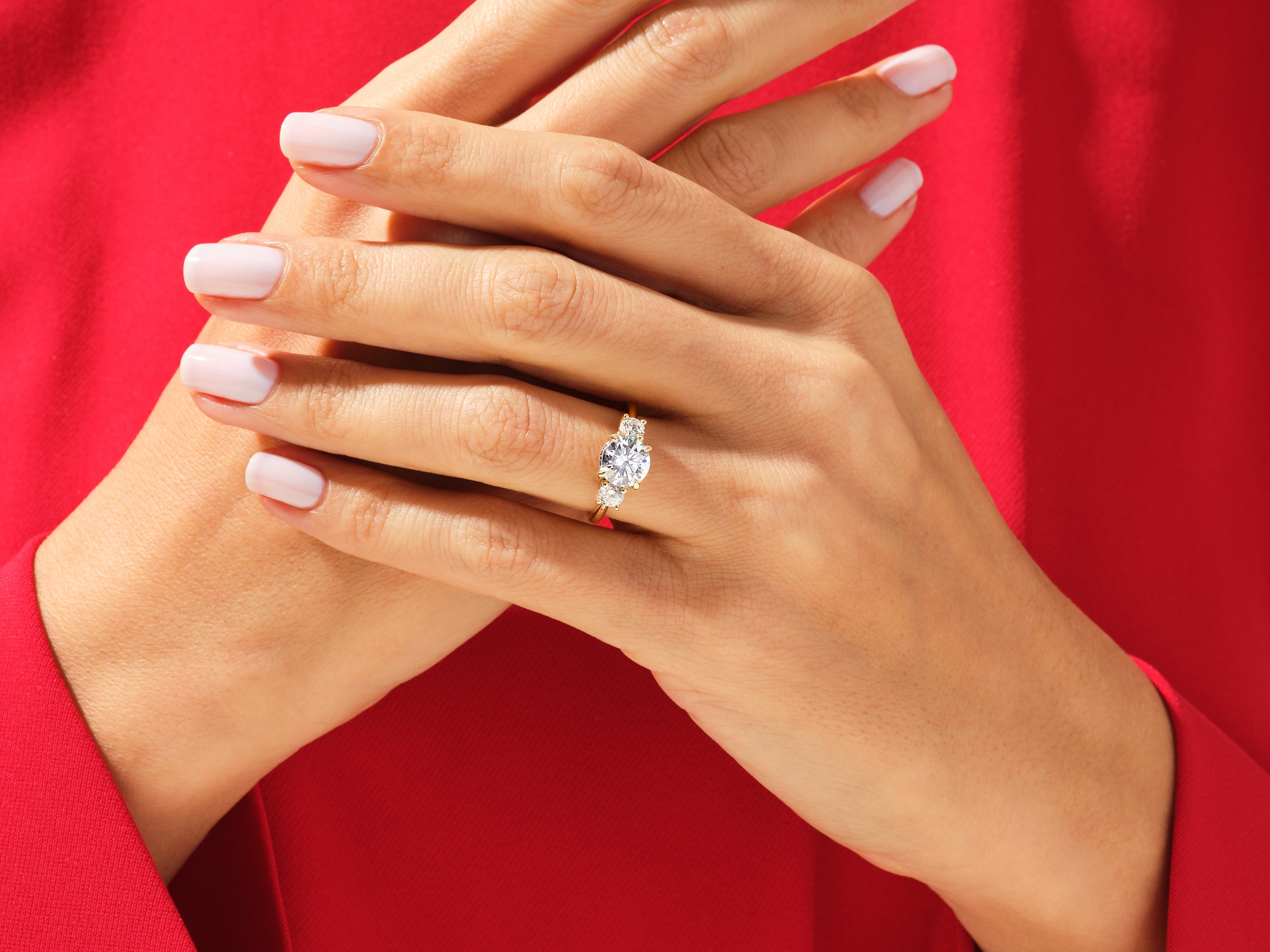 Drei Steine Moissanit Verlobungsring im Rundschliff (2.00 CT TW)