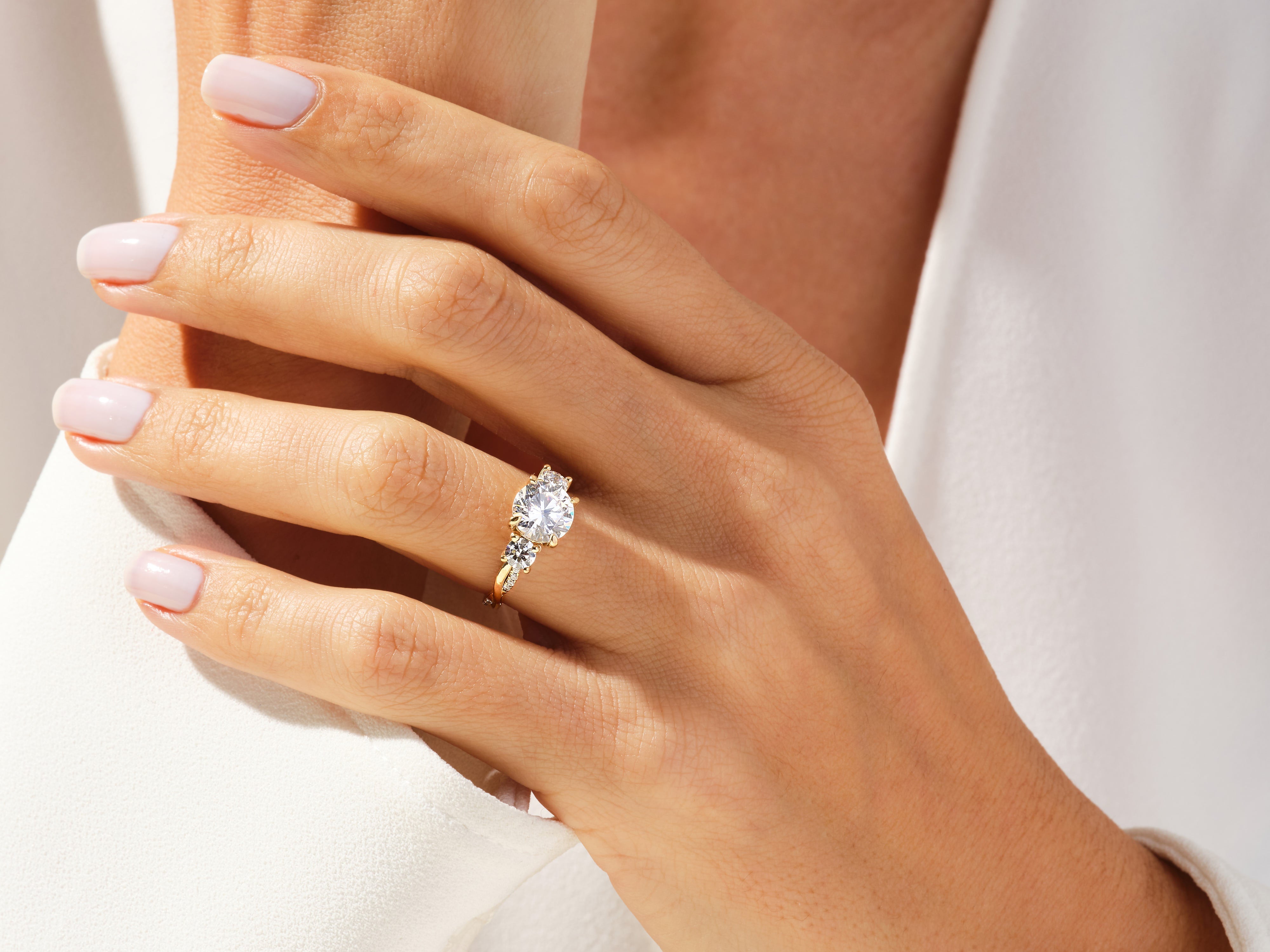 Drei Steine Moissanit Verlobungsring mit Petite Twist (2.00 CT TW)