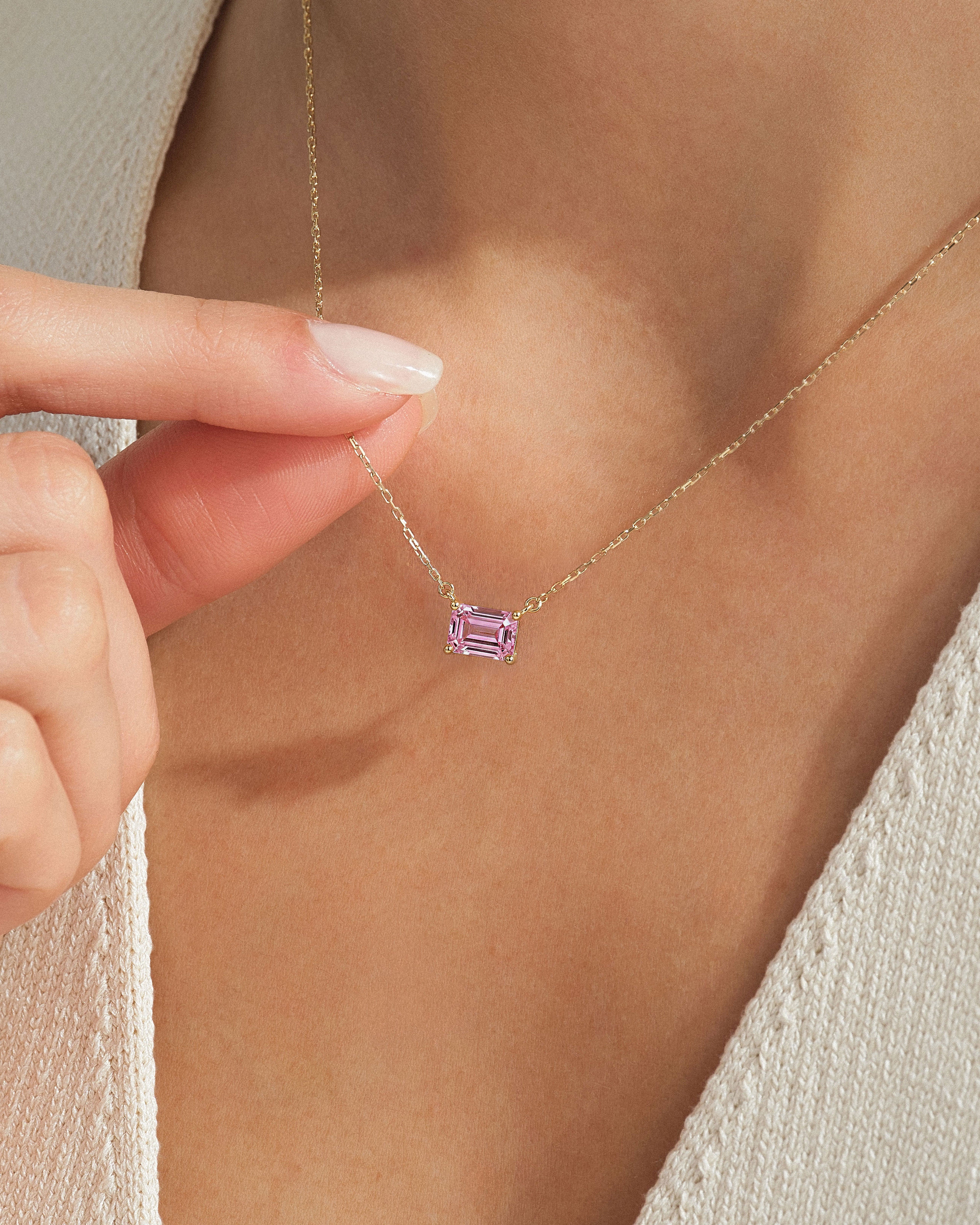 Solitär-Geburtsstein-Halskette im Smaragdschliff