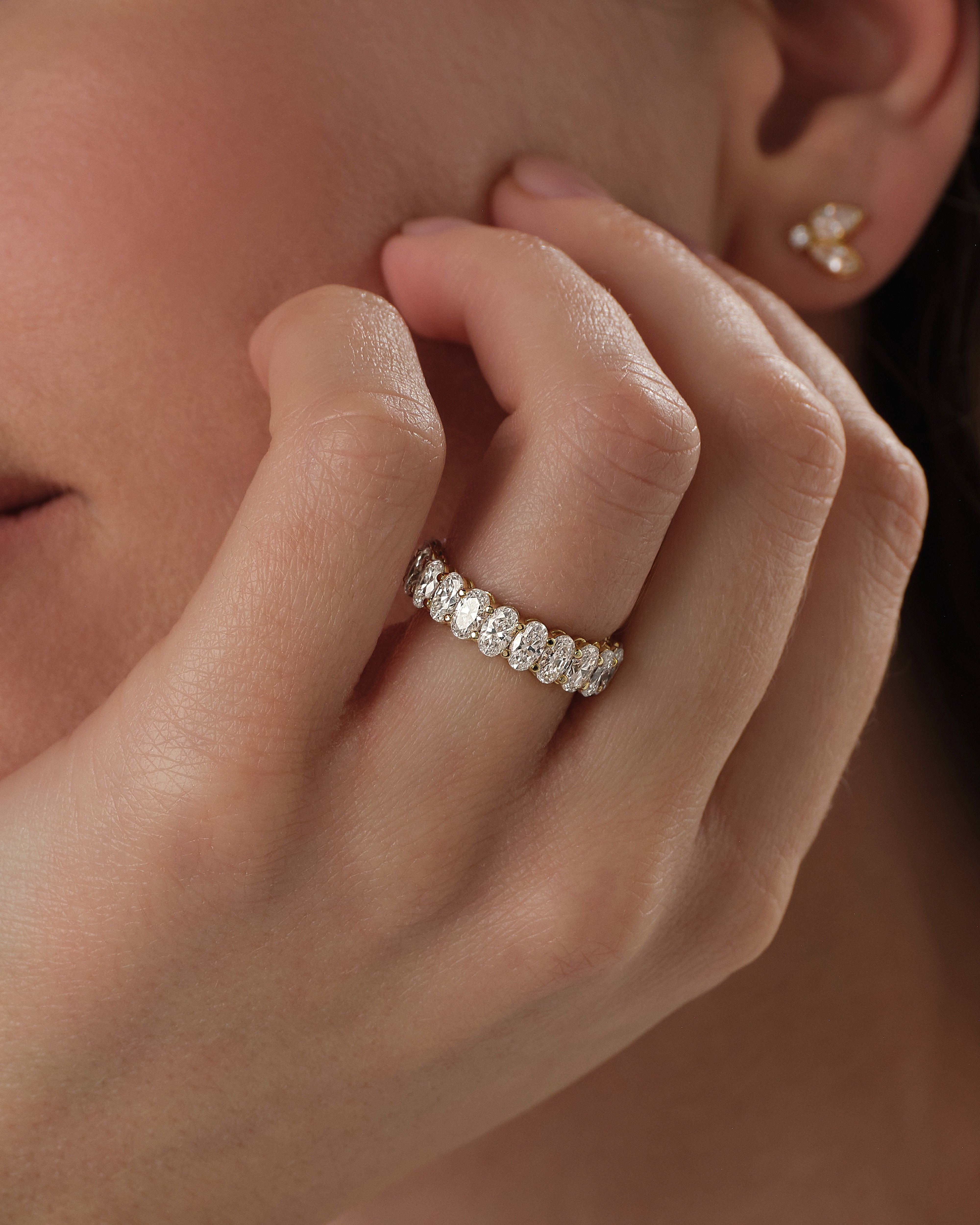 Ewigkeitsring mit Ovalschliff und geteilten Krappen (1,50 CT TW)