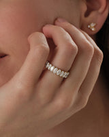 Ewigkeitsring mit Ovalschliff und geteilten Krappen (1,50 CT TW)