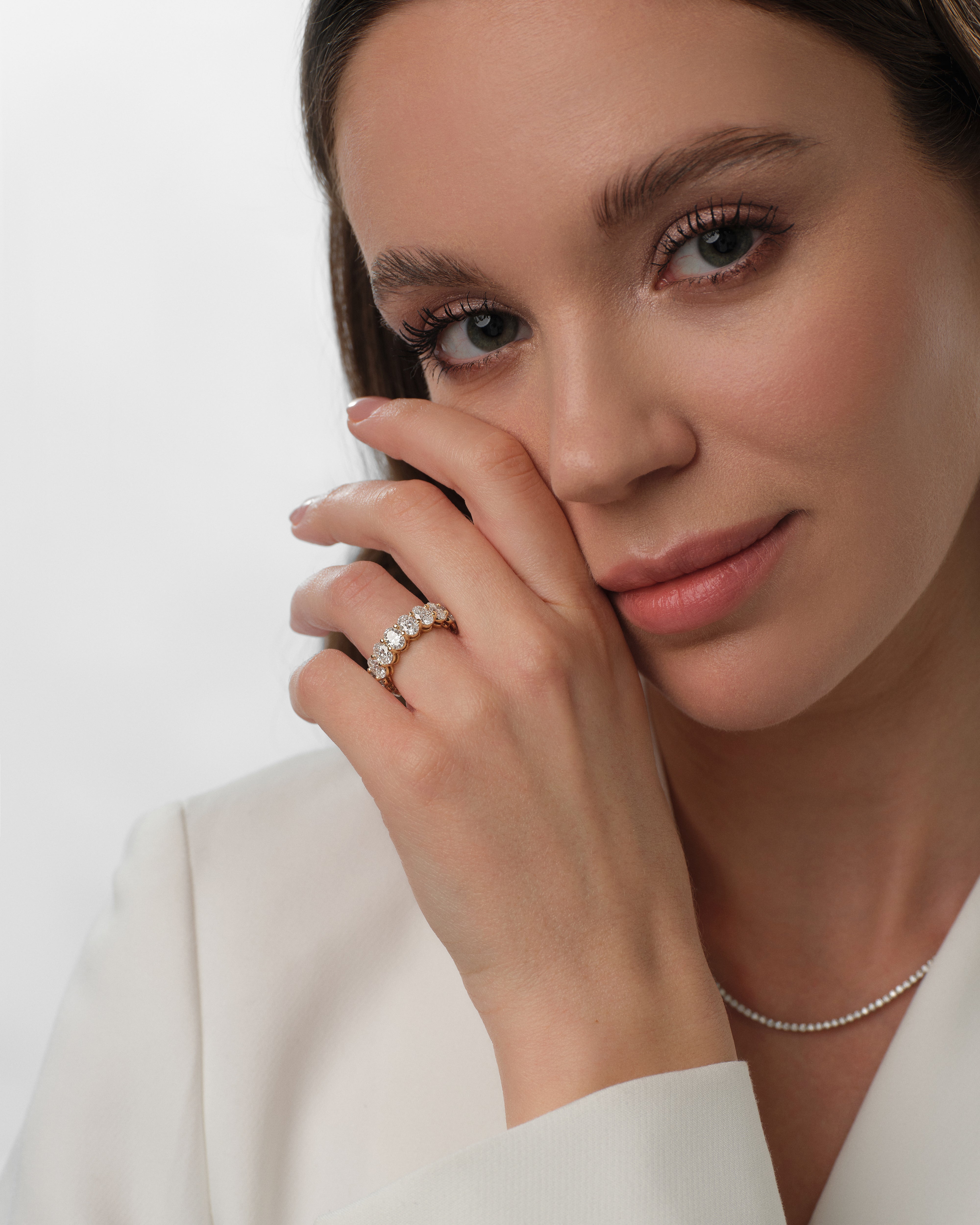 Ewigkeitsring mit Ovalschliff und geteilten Krappen (8,00 CT TW)