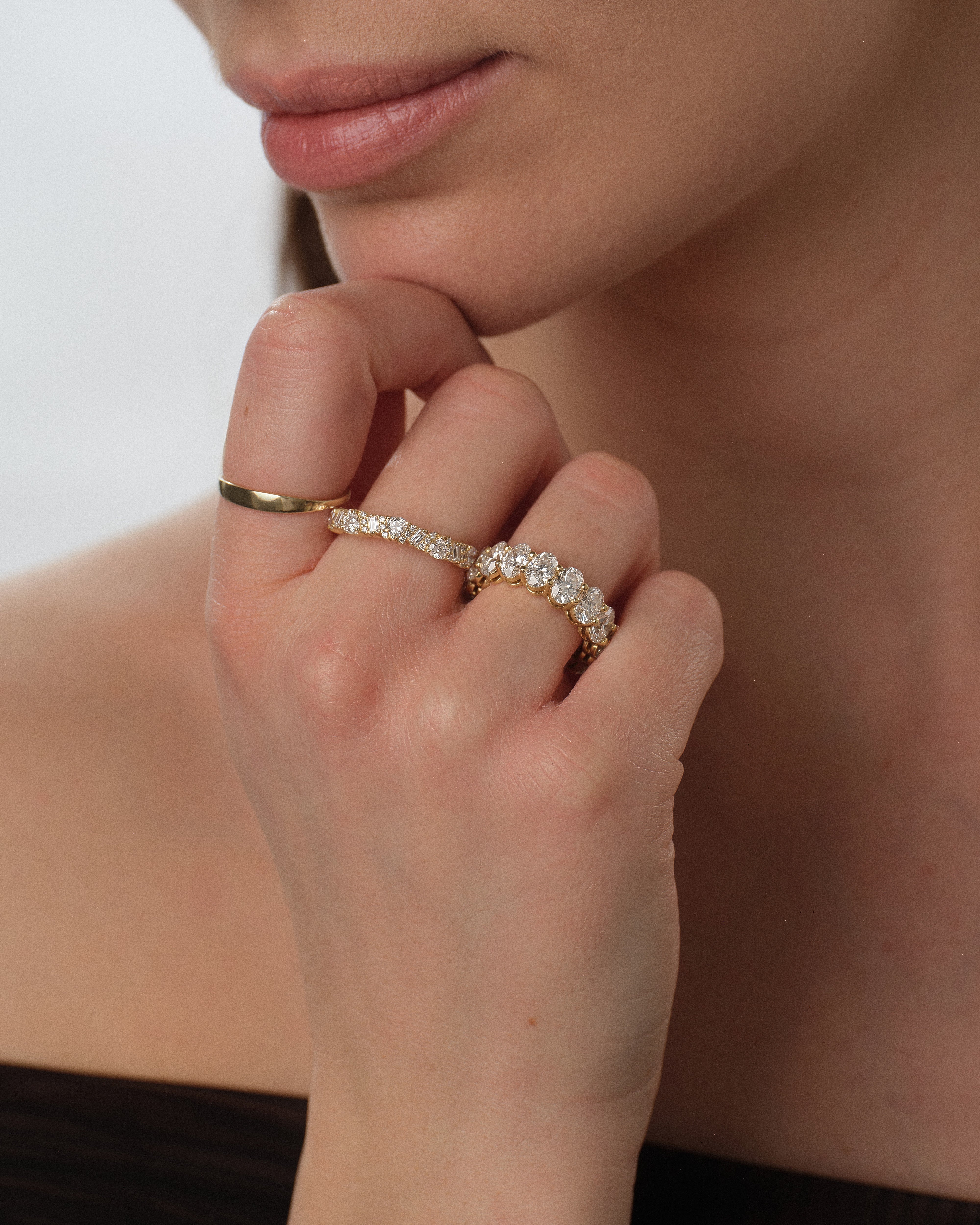 Ewigkeitsring mit Ovalschliff und geteilten Krappen (8,00 CT TW)