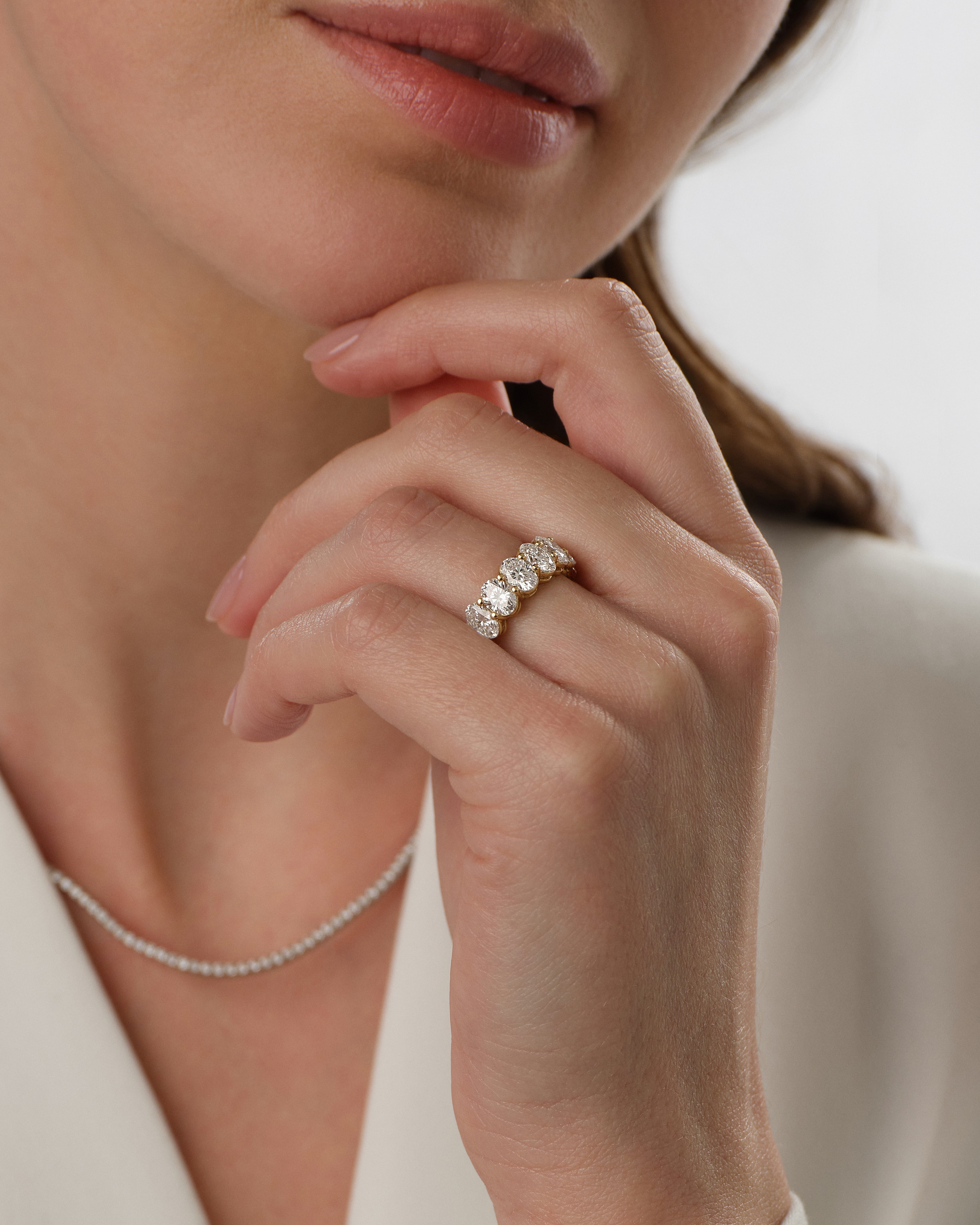 Ewigkeitsring mit Ovalschliff und geteilten Krappen (8,00 CT TW)