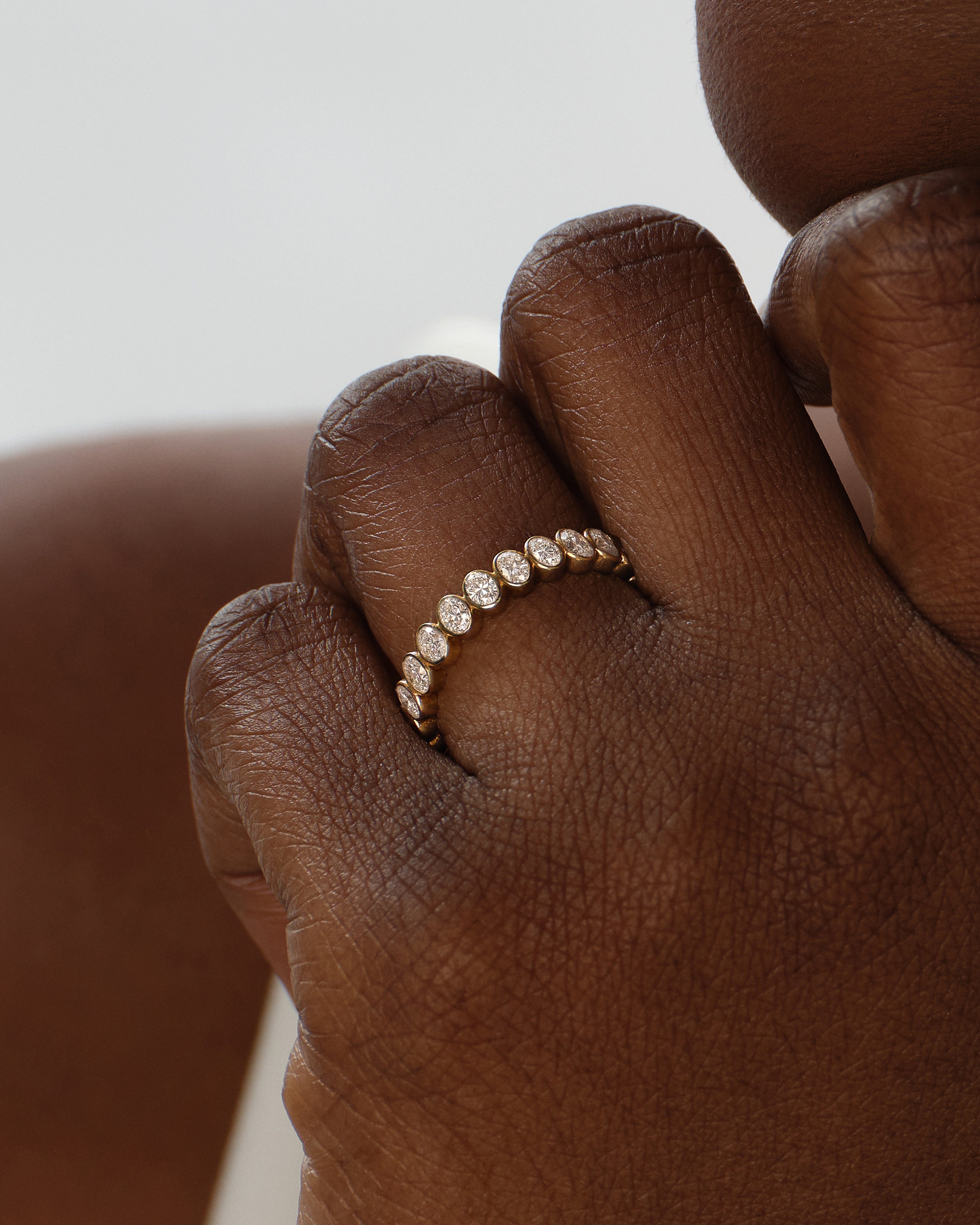 Ewigkeitsring mit Ovalschliff und Zargenfassung (1,25 CT TW)