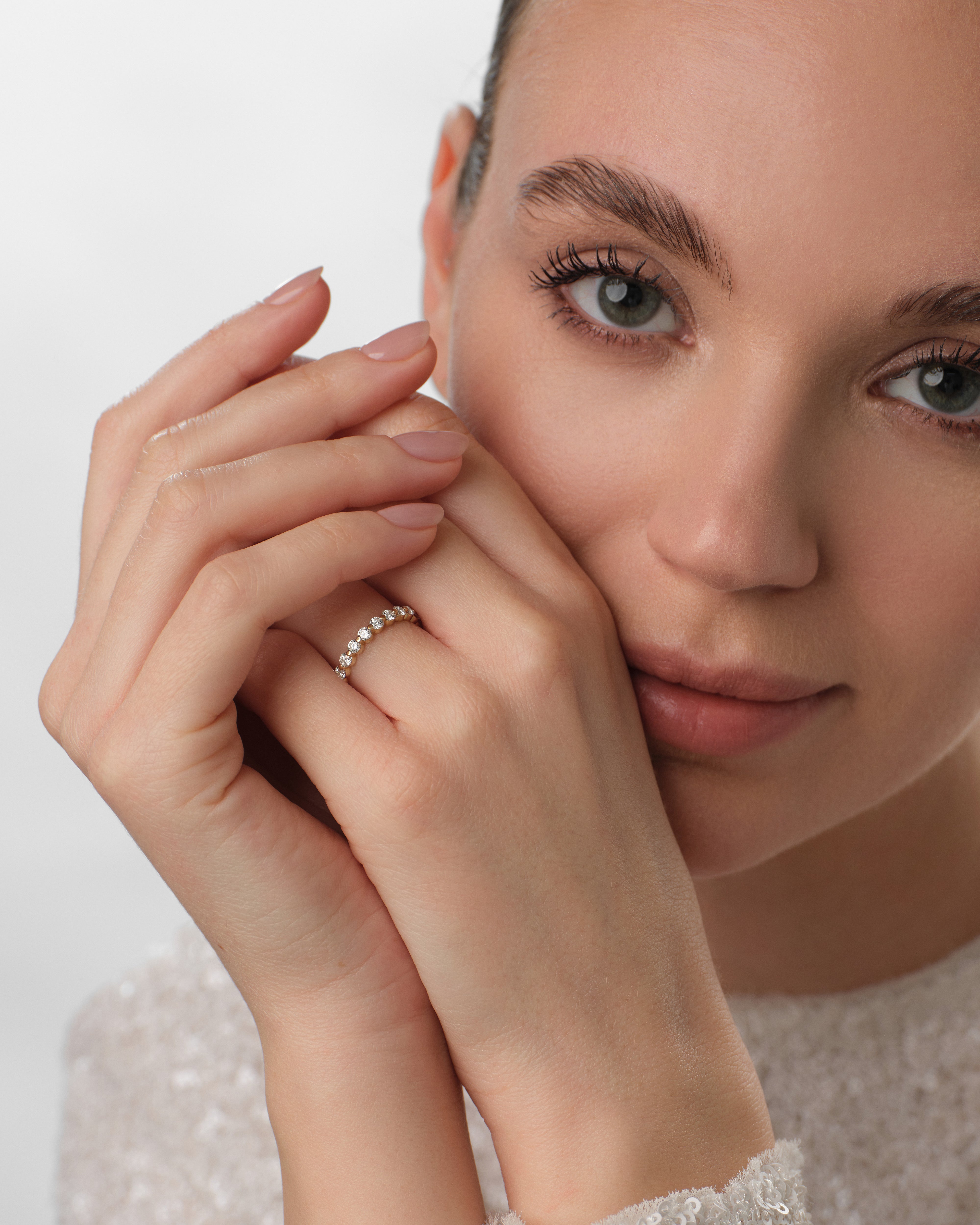Ewigkeitsring mit Einzelkrappen-Fassung (0,75 CT TW, halb bestezt)