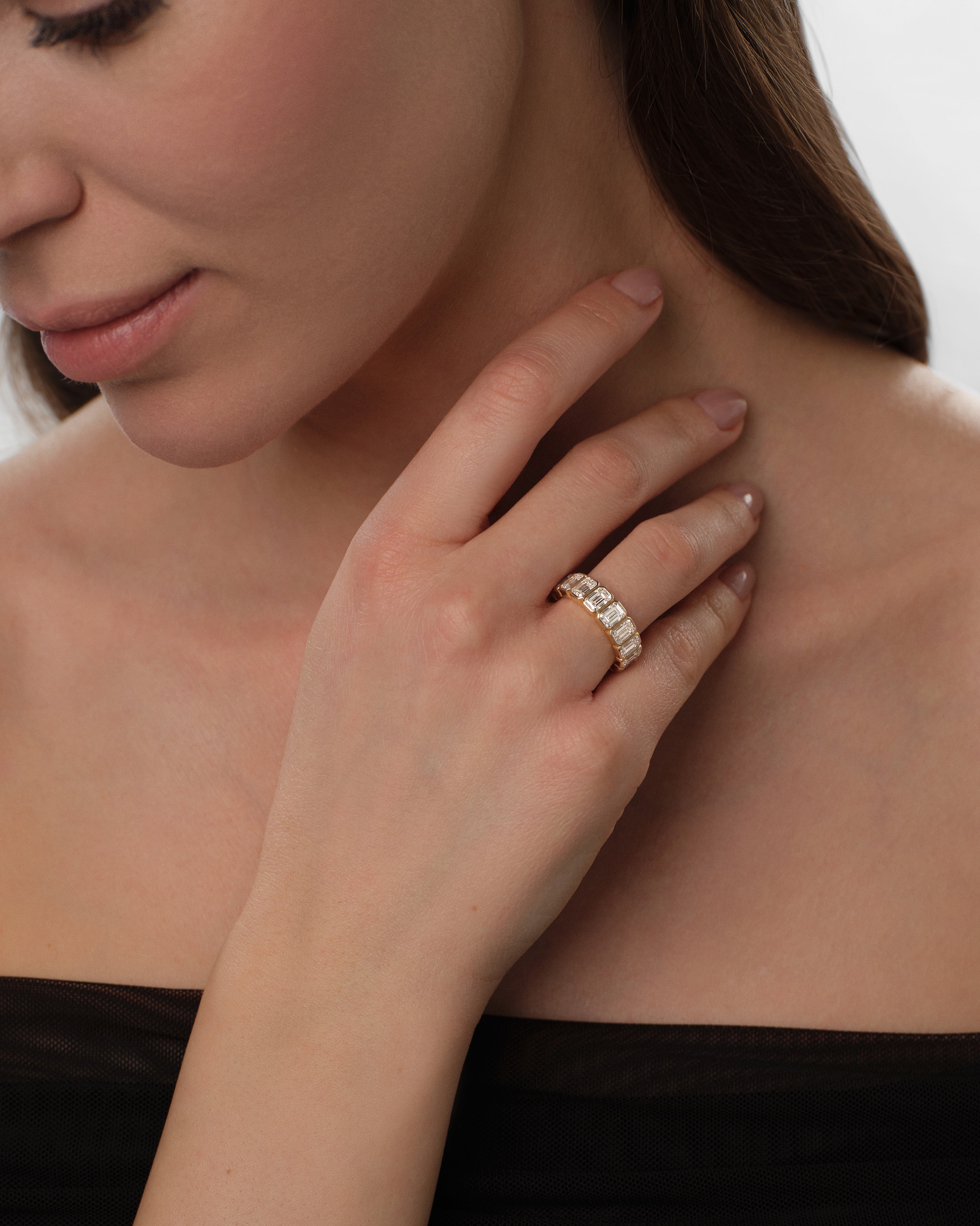Ewigkeitsring mit Smaragdschliff in Zargenfassung (2,50 CT TW, halb besetzt)