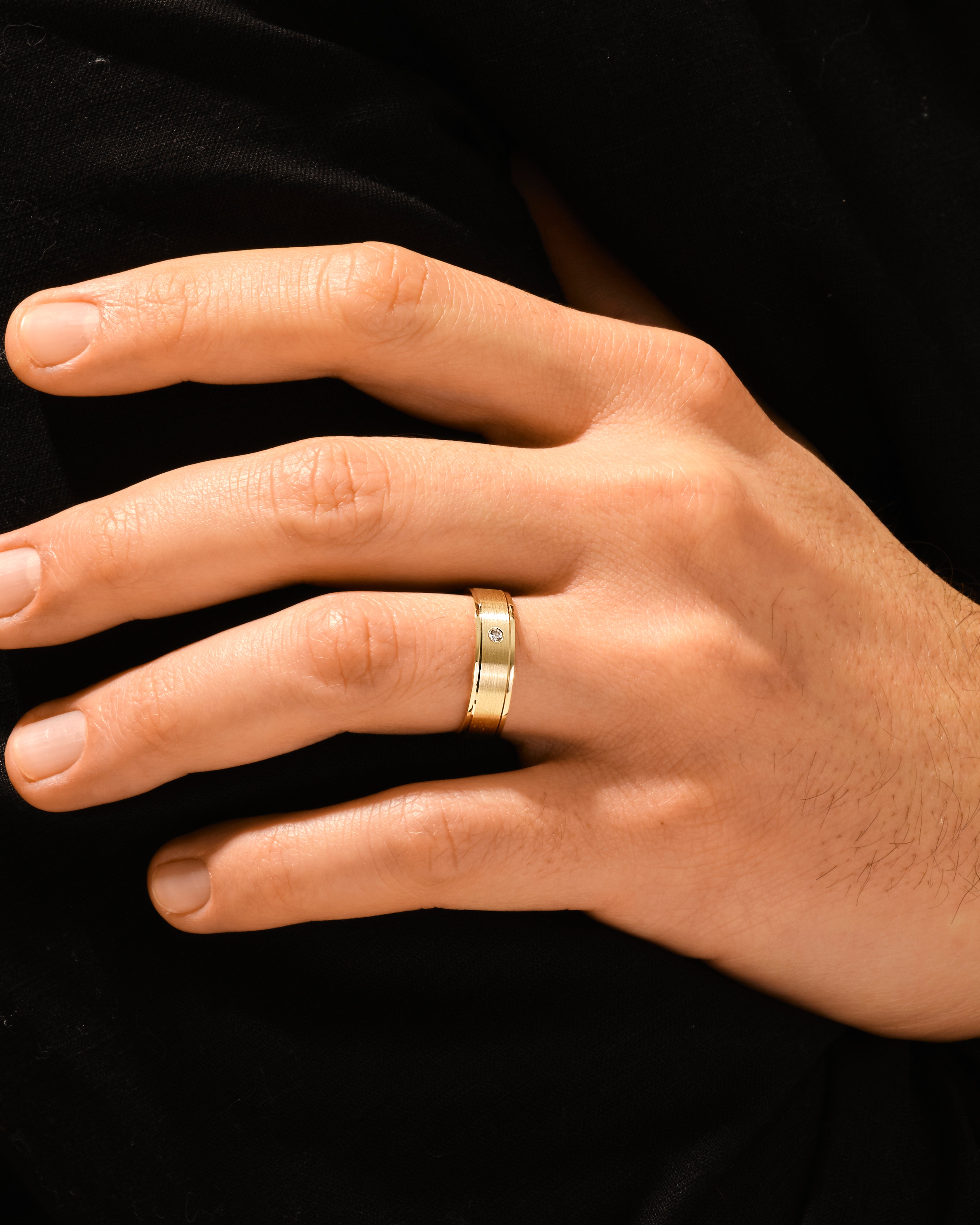6mm Herren-Diamant-Ehering mit facettiertem Rand, gerillt und bündig gefasst